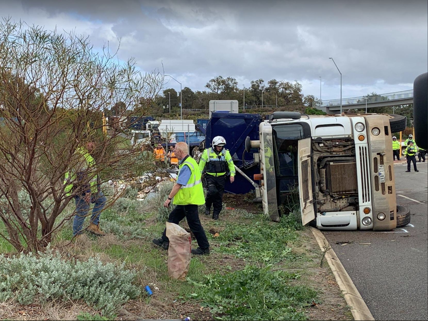 Rubbish Truck Loses Load On Perth Highway Causing Traffic Chaos 6pr