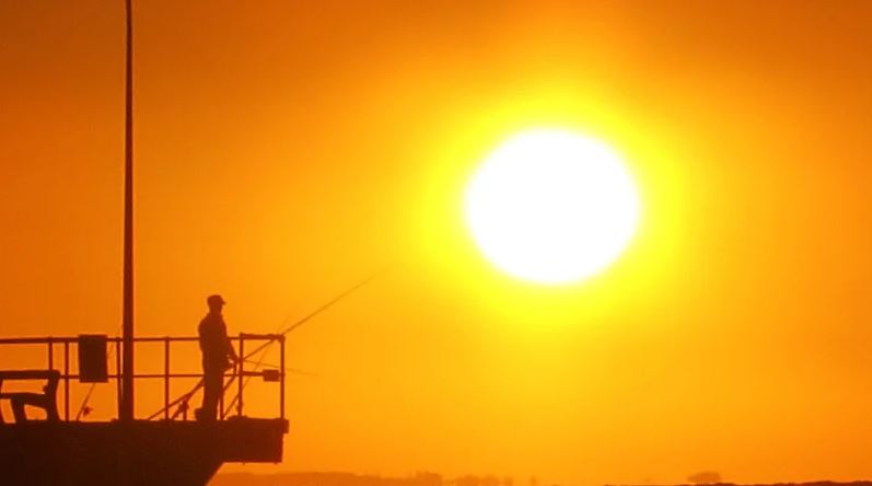 Article image for Unusual heatwave to halt speed on Perth trains and continue into weekend