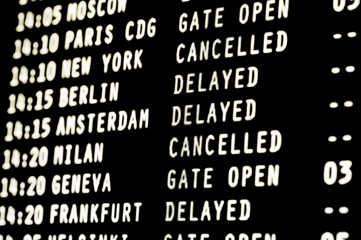 The flight is being delayed. Delayed. Delayed Cancelled. Табло delayed. Canceled delayed в аэропорту.