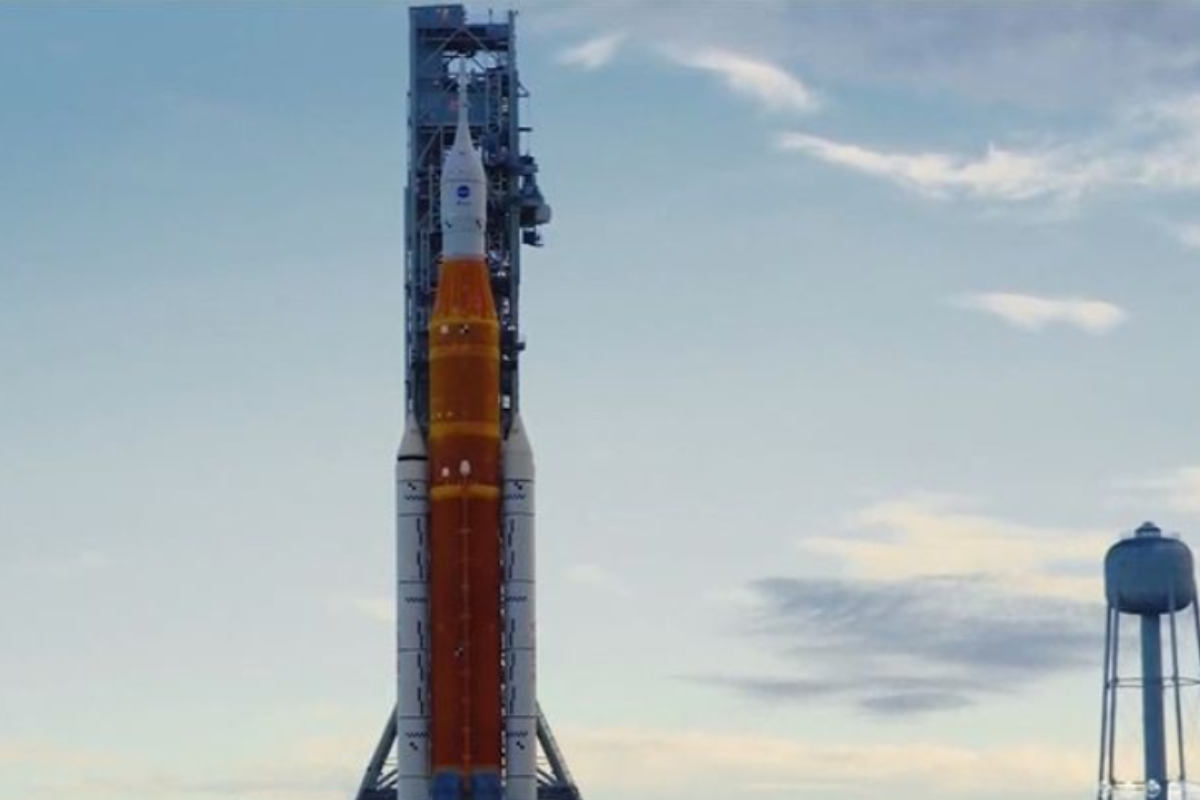 new nasa moon rocket